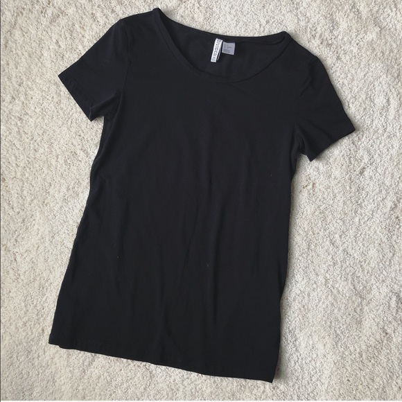H&M Tops - H&M Basic T-shirt H&M Tops - H&M Basic T-shirt